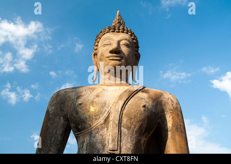 Statue de Bouddha assis, temple Wat Mahathat Sukhothai Historical Park, site du patrimoine mondial de l'UNESCO, dans le Nord de la Thaïlande, Thaïlande Banque D'Images