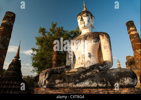 Statue de Bouddha assis, temple Wat Mahathat Sukhothai Historical Park, site du patrimoine mondial de l'UNESCO, dans le Nord de la Thaïlande, Thaïlande Banque D'Images