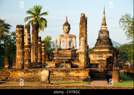 Statue de Bouddha assis, Wat Mahathat temple, Parc historique de Sukhothaï, site du patrimoine mondial de l'UNESCO, dans le Nord de la Thaïlande, Thaïlande Banque D'Images