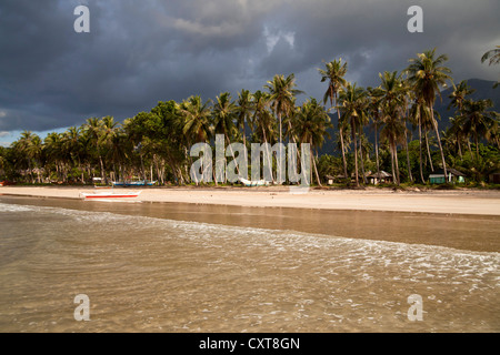 Dark storm nuages sur la plage de Sabang, Palawan, Philippines, Asie Banque D'Images