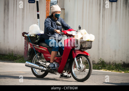 Femme sur une moto, Chiang Mai, Thaïlande du Nord, Thaïlande, Asie Banque D'Images