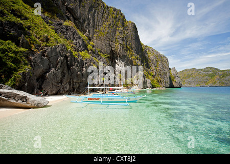 Outrigger bateau de la Limestone Coast raide de Tapiutan Island, Bacuit archipelago, El Nido, Palawan, Philippines, Asie Banque D'Images