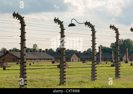 Barbelés et les casernes, camp de concentration d'Auschwitz-Birkenau, Auschwitz, la Petite Pologne, la Pologne, l'Europe Banque D'Images