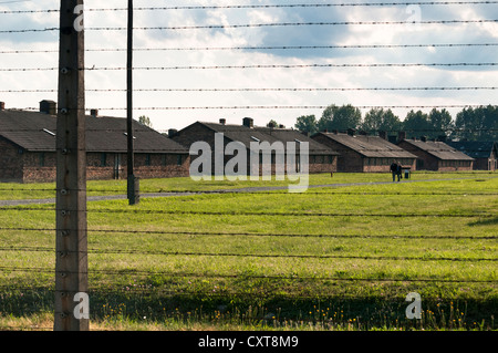 Barbelés et les casernes, camp de concentration d'Auschwitz-Birkenau, Auschwitz, la Petite Pologne, la Pologne, l'Europe Banque D'Images