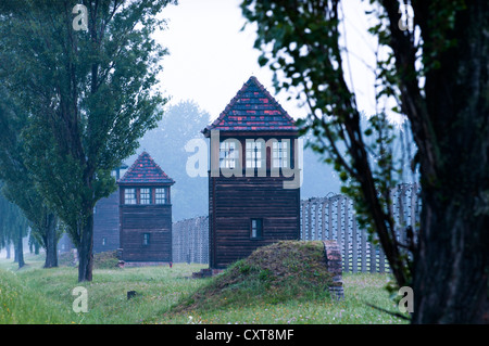 Guet et barbelés, camp de concentration d'Auschwitz-Birkenau, d'Auschwitz, de la Petite Pologne, la Pologne, l'Europe Banque D'Images