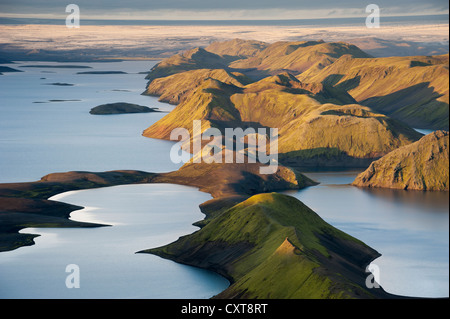 Vue depuis le sommet de la montagne sur le lac Langisjór Sveinstindur Vatnajoekull vers Glacier, Highland, Islande, Europe Banque D'Images