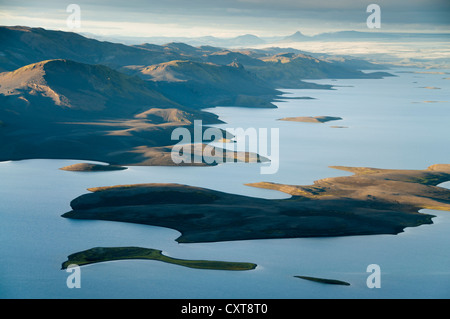 Vue depuis le sommet de la montagne sur le lac Langisjór Sveinstindur Vatnajoekull vers Glacier, Highland, Islande, Europe Banque D'Images