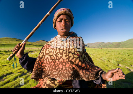 Basotho jeune homme portant un costume traditionnel, Shepherd, portrait, Drakensberg, Royaume du Lesotho, Afrique du Sud Banque D'Images