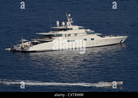 Yacht à moteur, Enigma, construit par le chantier naval Blohm  + Voss, longueur de 74,5 mètres, construit en 1991, sur la Côte d'Azur, France Banque D'Images