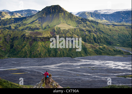 Randonneur admirant la vue sur le fleuve Krossá vers Útigoenguhoefði Utigoenguhoefdi Goðaland La Montagne,,, Godaland Banque D'Images