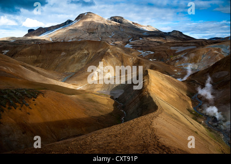 Sentier de randonnée pédestre à travers les sources chaudes et les sommets enneigés des montagnes de rhyolite, Hveradallir Kerlingarfjoell, zone thermique élevée Banque D'Images