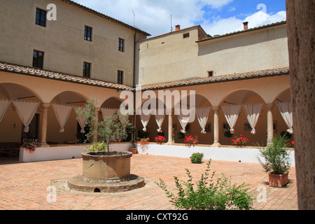 Cour intérieure avec fontaine, Pienza, Toscane, Italie, Europe Banque D'Images