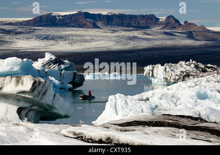 Radeau Zodiac ou bateau gonflable, en partie de couleur Black Ash, icebergs de la lagune glaciaire du glacier Vatnajoekull, Joekulsárlón Banque D'Images