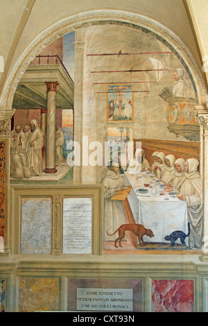 Série de fresques illustrant la vie de saint Benoît, fresque de Sodoma, scène 30, Benoît nourrir ses moines, le cloître de l'abbaye de Banque D'Images