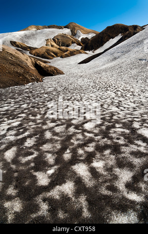 Montagnes de rhyolite couverte de neige et de cendres et de champs de neige sur le sentier de randonnée Laugavegur, Hrafntinnusker Álftavatn- Banque D'Images