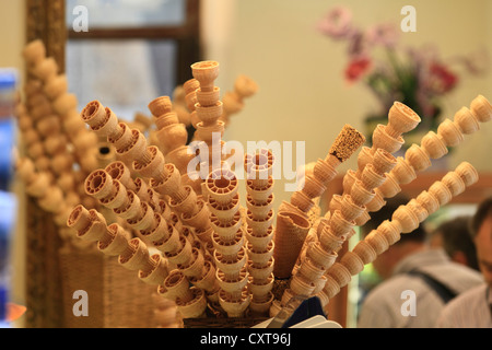 Des cornets de crème glacée à un magasin de crème glacée à Sienne, Italie, Europe Banque D'Images