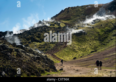 Les randonneurs de passage de marche des sources chaudes, de lave Laugahraun sur le sentier de randonnée Laugavegur, Landmannalaugar Hrafntinnusker Banque D'Images