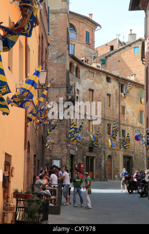 Ruelle dans le quartier historique de Sienne, Italie, Europe Banque D'Images