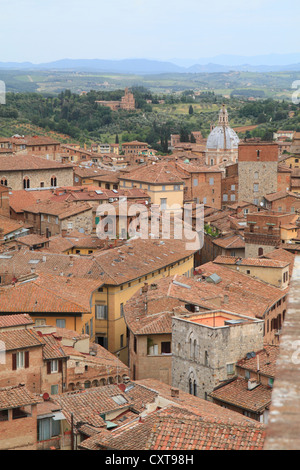 Vue sur les toits de Sienne comme forme vu le mur de l'extension prévue des capacités de la Cathédrale de Sienne, Sienne, Toscane Banque D'Images