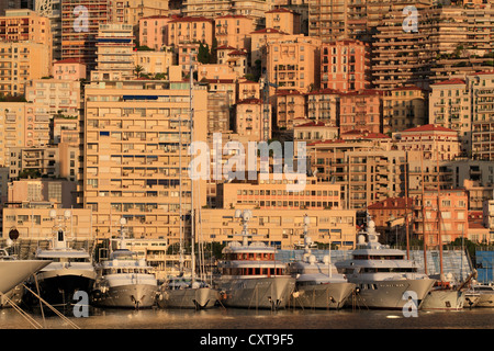Les bâtiments de grande hauteur dans le quartier de La Condamine et de croiseurs au petit matin, Port Hercule, Principauté de Monaco Banque D'Images