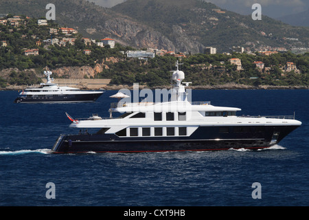 Yacht à moteur, oxygène, construit par Marine Projects S.p.a. Cantieri Navali, longueur de 42 mètres, construit en 2009, au large de Monaco Banque D'Images