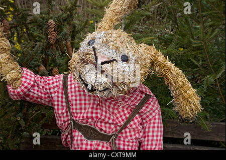 Life-size poupée de paille, lapin de Pâques en lederhosen, pantalon en cuir, Niederneuching-Ottenhofen, Haute-Bavière, Bavière Banque D'Images