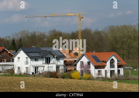 Maisons individuelles et deux maisons unifamiliales dans un nouveau développement immobilier, Oberneuching-Ottenhofen, Haute-Bavière, Bavière Banque D'Images