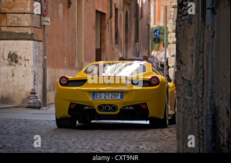 Ferrari 458 Italia dans une ruelle, quartier historique de Rome, Latium, Italie, Europe Banque D'Images