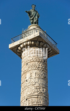 L'ancienne colonne de Marc-aurèle avec un allégement helix une statue de bronze de l'apôtre Paul, la place Piazza Colonna, Rome Banque D'Images