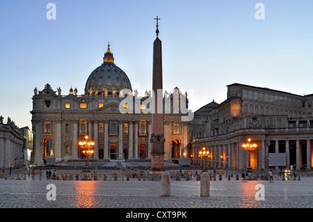 La Basilique St Pierre, l'obélisque, Palais du Vatican, la Place Saint Pierre, Vatican, Rome, Latium, Italie, Europe Banque D'Images