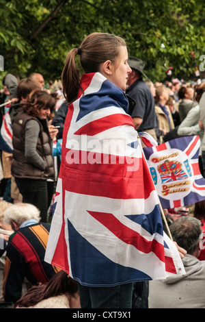 Femme drapée de Union Jack Flag, Queen's Jubilee, Londres Banque D'Images