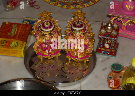 Statue de la déesse Lakshmi et Lord Ganesh dans le cadre de prières pendant Diwali. Les prières sont offertes à ces dieux lors de fêtes Banque D'Images