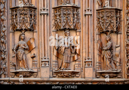 Porte médiévale en noyer sculpté (1505) montrant trois sybils sur 12, ou Pagan Fortune Tellers, Aix-en-Provence Cathédrale Saint Sauveur Provence France Banque D'Images