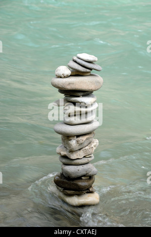 Pile de pierres, équilibrage de roches, équilibrage de pierres, empilage de roches, pile ou colonne de galets dans le fleuve Verdon Provence France Banque D'Images