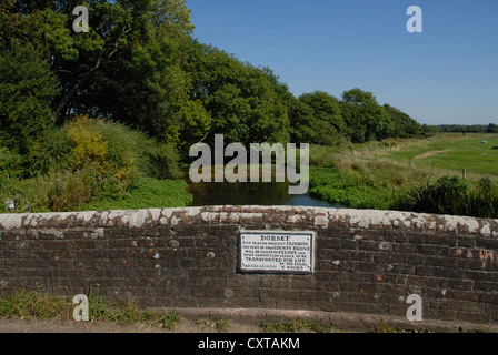 Un pont de pierre sur la rivière à Frome Bockhampton Dorset UK Banque D'Images