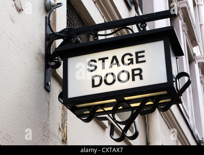 Porte affiche à l'extérieur de St Martin's Theatre, Londres. Voir l'CYTDT6 pour gauche signe. Banque D'Images