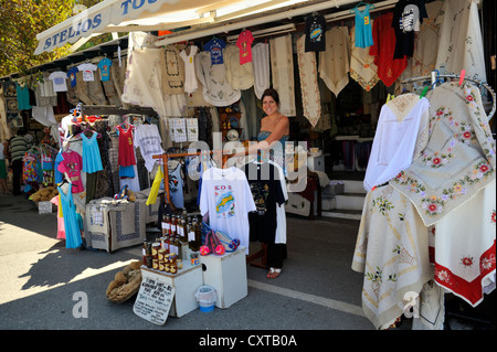 Femme en dentelle vente boutique touristique et d'autres souvenirs dans le village de Zia, île de Kos, Grèce Banque D'Images