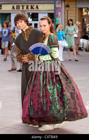 Couple en costumes traditionnels, L'viv vieille ville, l'Ukraine Banque D'Images