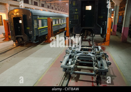 Changement de bogies à la frontière de la Mongolie La Chine, Beijing train Moscou Banque D'Images