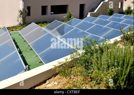 Capteurs solaires thermiques. Tableau sur le toit du bâtiment, la Grèce resort Banque D'Images