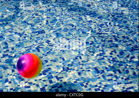 Boule colorée flottant sur l'eau Banque D'Images