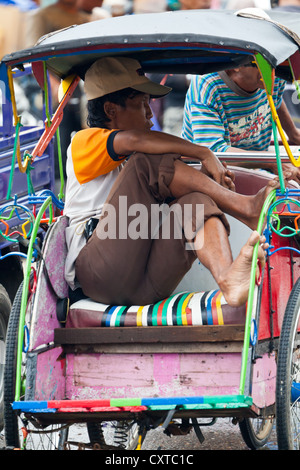 Conducteur de pousse-pousse à Banjarmasin, Indonésie Banque D'Images