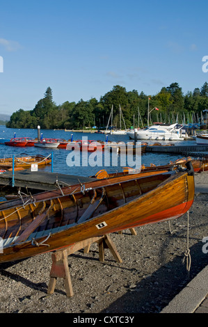 Bateaux à rames au bord du lac en été Bowness sur Windermere Lake District National Park Cumbria Angleterre Royaume-Uni Grande-Bretagne Banque D'Images