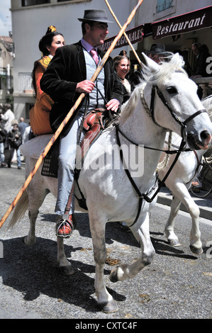 Fete des Gardians, Arles, Provence, France - Camargue de cowboys ou de bergers se retrouvent chaque année au 1er mai et défilé dans la ville d'Arles. Banque D'Images