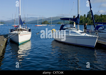 Bateaux amarrés au lac en été Bowness on Windermere Cumbria Lake District National Park England Royaume-Uni GB Grande-Bretagne Banque D'Images