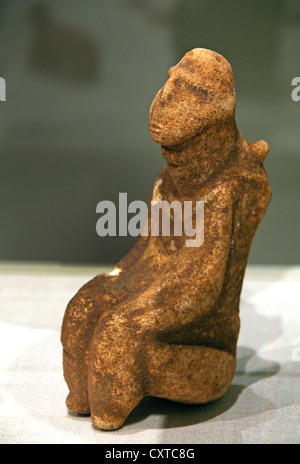 En femme figure Mer Égée néolithique final 5000-3500 B.C. grotesque figure féminine enfant s'accrocher à son dos la Grèce Grec Banque D'Images