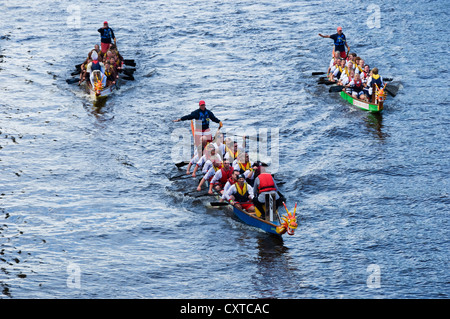 Bateaux franchissant la ligne d'arrivée à la course de bateaux-dragons Racing Challenge sur River Ouse York North Yorkshire Angleterre Royaume-Uni Royaume-Uni GB Banque D'Images