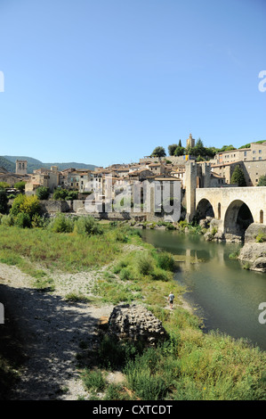 Pont fortifié sur Fluvia river dans la ville médiévale de Besalu, Catalogne, Espagne Banque D'Images