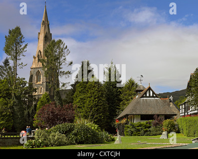 Vue sur le parc de l'aire de loisirs White Platts en direction de St Mary L'église de la Vierge en été Ambleside Cumbria Angleterre United Royaume-Uni Banque D'Images