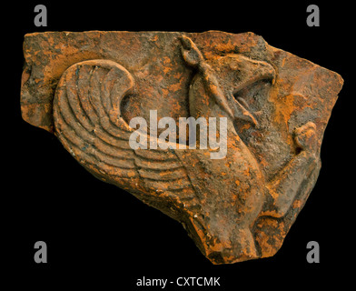 Fragment de plaque de relief en terre cuite grecque antique représentant un griffon ailé, période classique, vers le Ve-IVe siècle av. J.-C. Musée de Kerameikos, Athènes. Banque D'Images